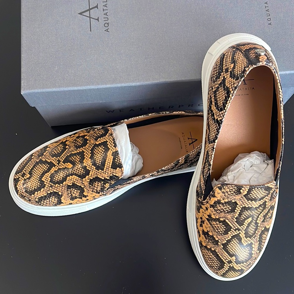 AQUATALIA SLIP ON SNEAKER SIZE 8M              ONIDA SNAKE PRINT